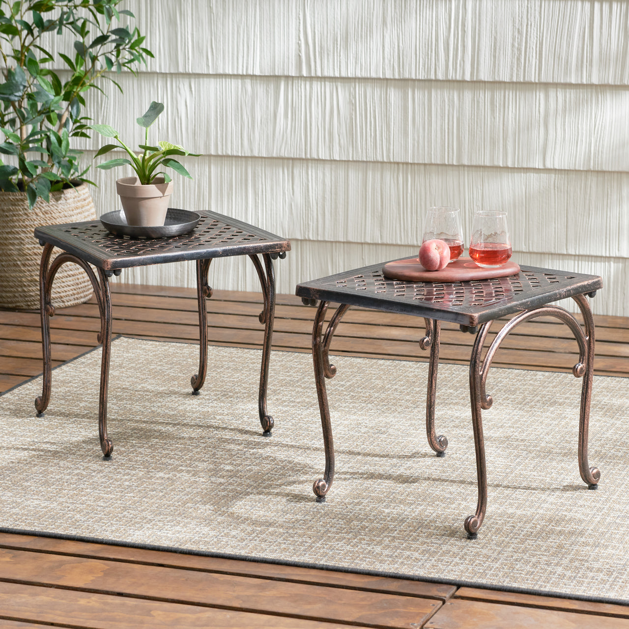 VYLNEXA 18" Outdoor End Table