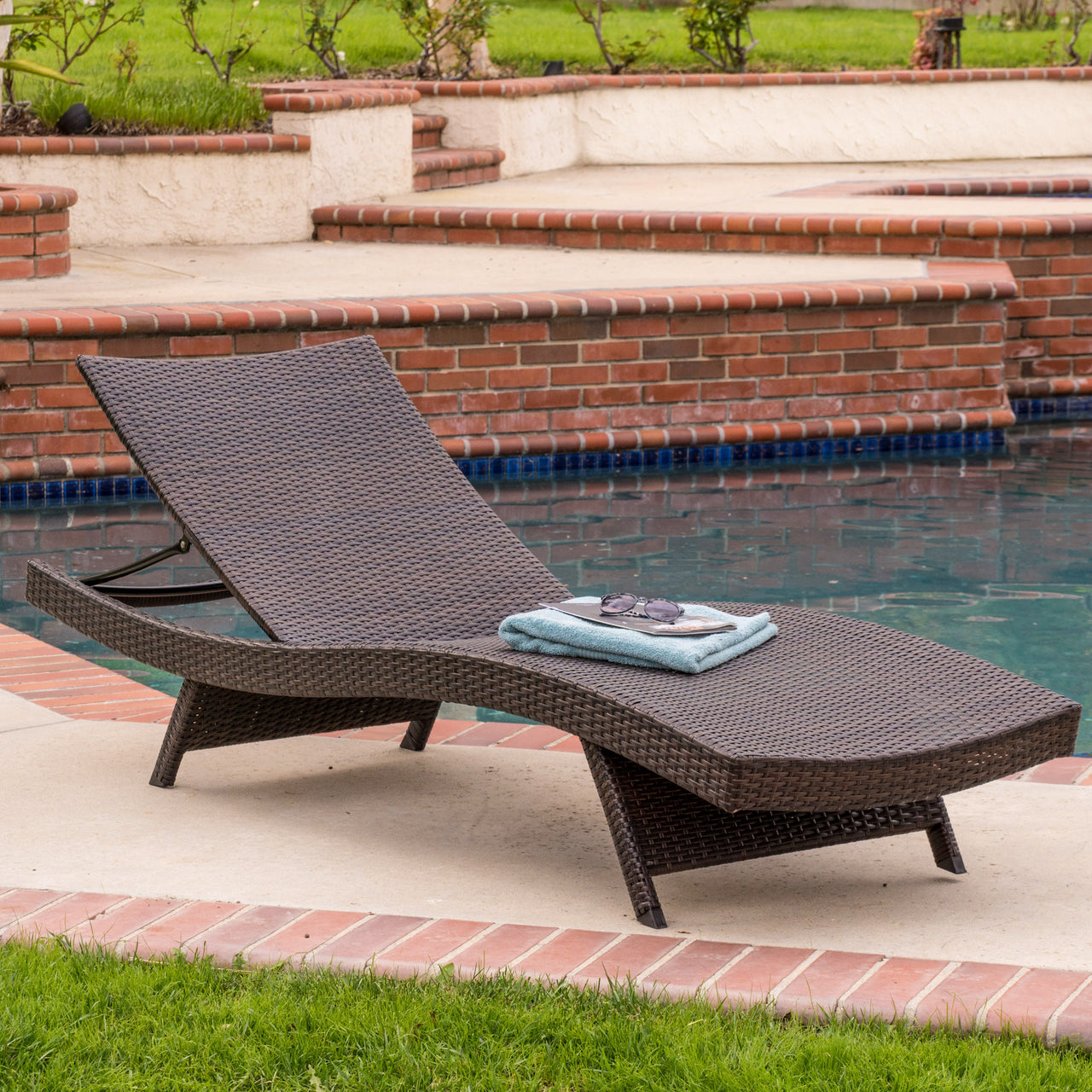 LYNTORX 79" Wicker Chaise