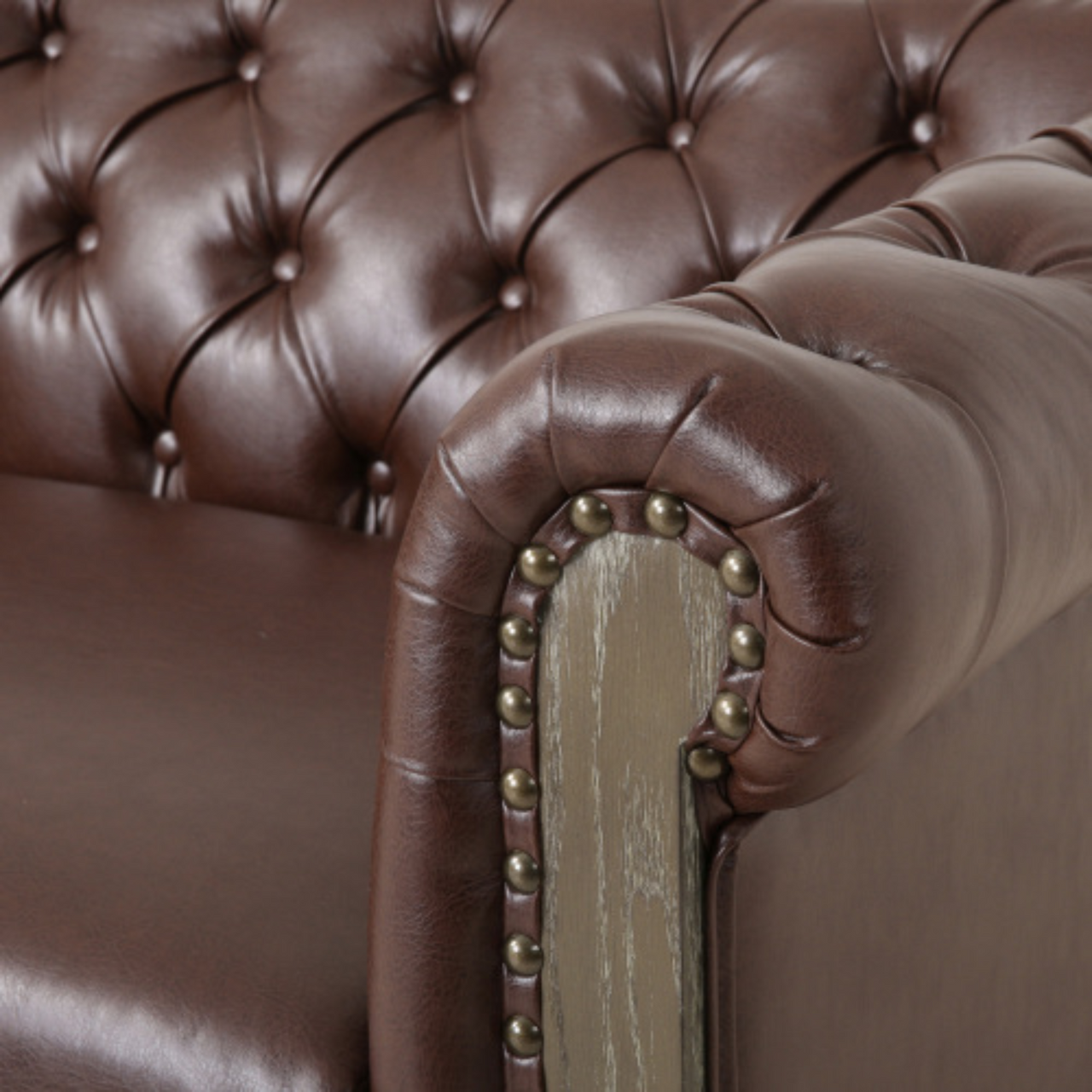 SOLIS Chesterfield Sofa