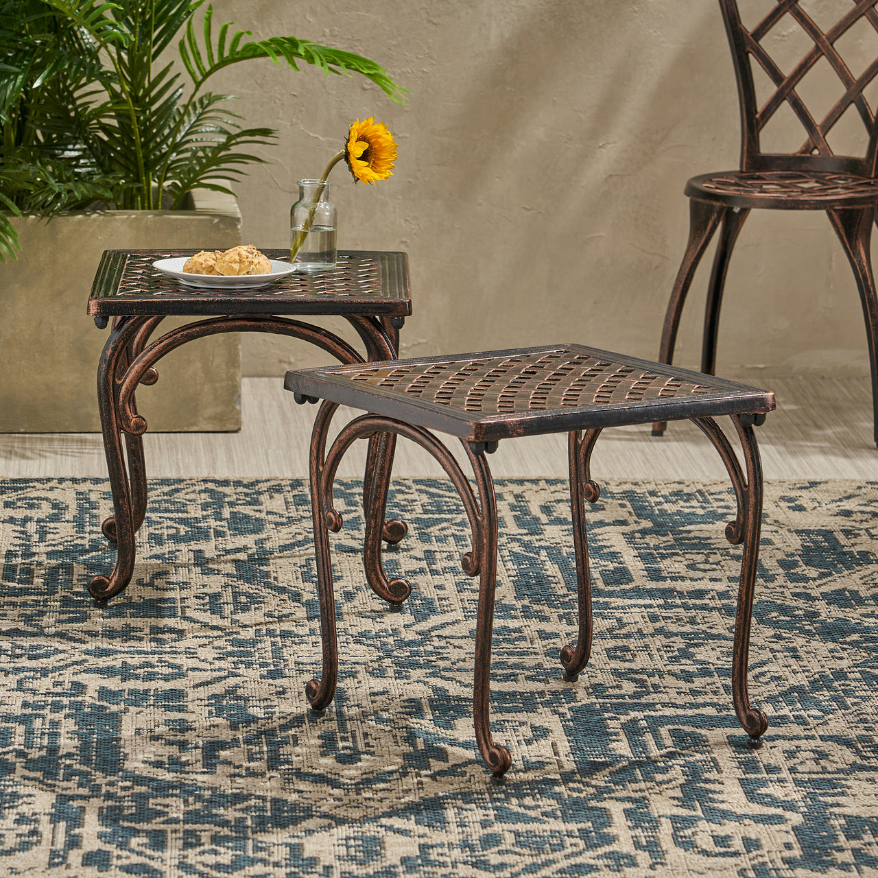 VYLNEXA 18" Outdoor End Table